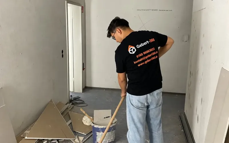 Mitarbeiter von GEBERT-360 bei der Baustellenreinigung