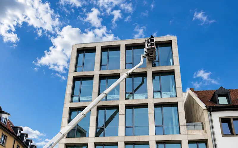 Fensterreinigung von Top Clean 24 mit Hubsteiger an einer Glasfassade